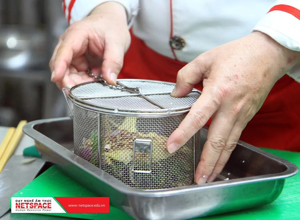 Kỹ thuật thái thịt bò mỏng và đều tăm tắp phục vụ cho việc kinh doanh phở