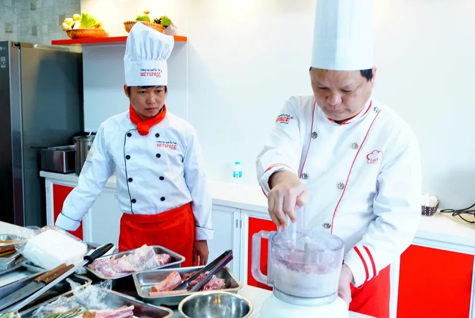 Học viên thực hành trang trí bát phở bò chuyên nghiệp tại phòng bếp Netspace