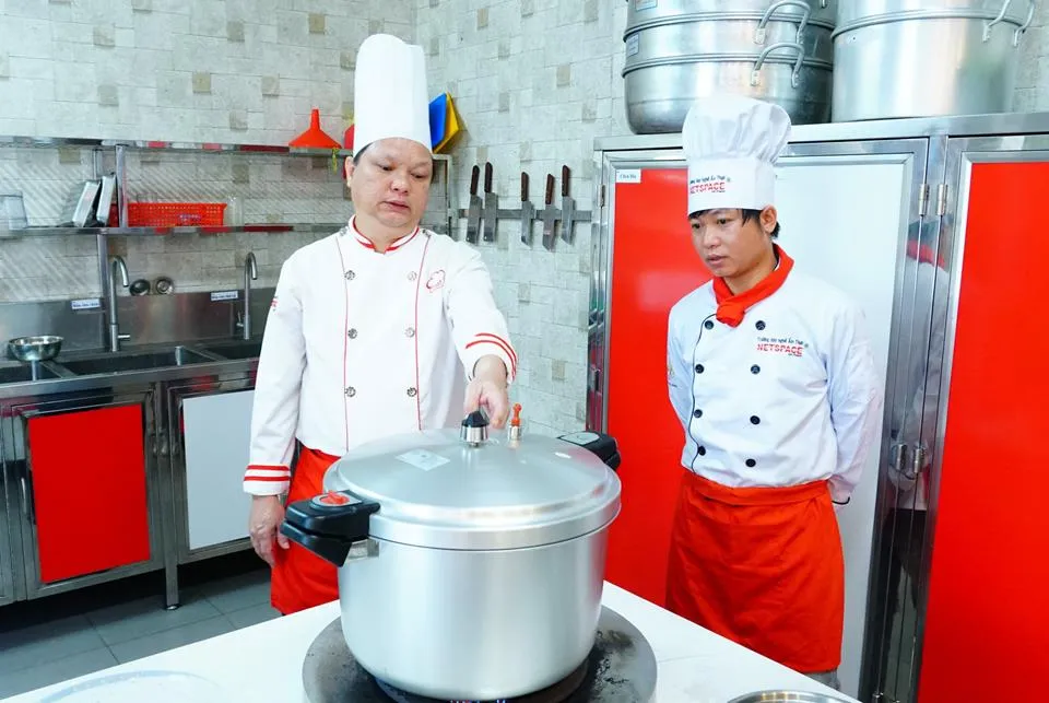 Hướng dẫn cách cân đong gia vị chính xác để nước phở luôn ổn định chất lượng