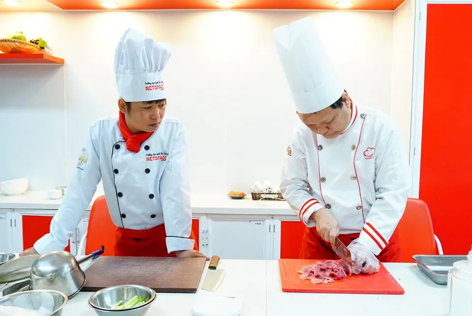 Quy trình chần bánh phở và chan nước dùng nóng hổi cho thực khách