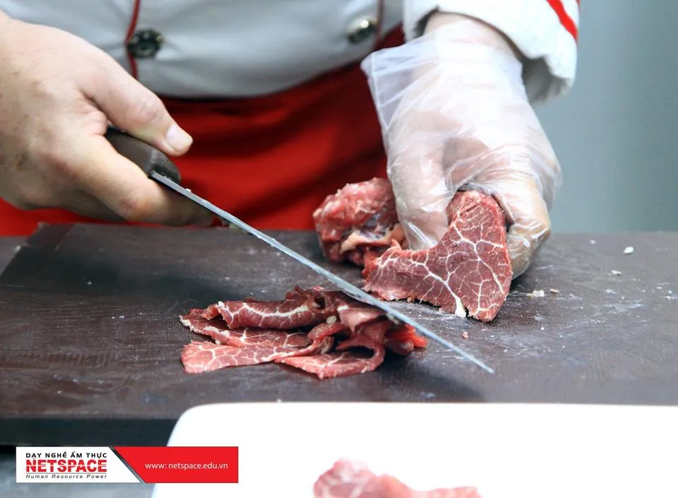 Bát phở bò hoàn thiện với màu sắc hấp dẫn và hương thơm ngào ngạt