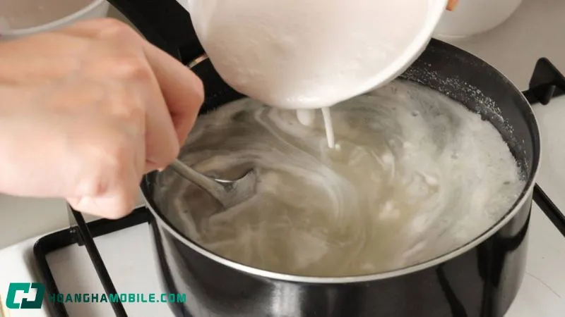 Đang đổ lớp rau câu hoa đậu biếc vào khuôn