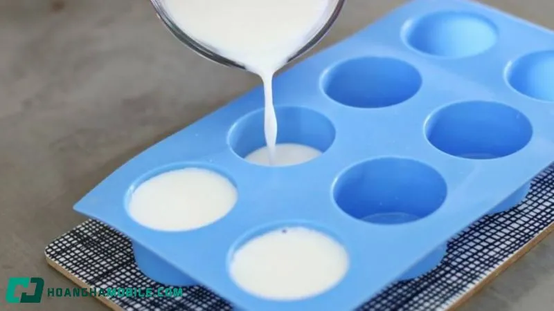 Đang đổ lớp rau câu lá dứa vào khuôn