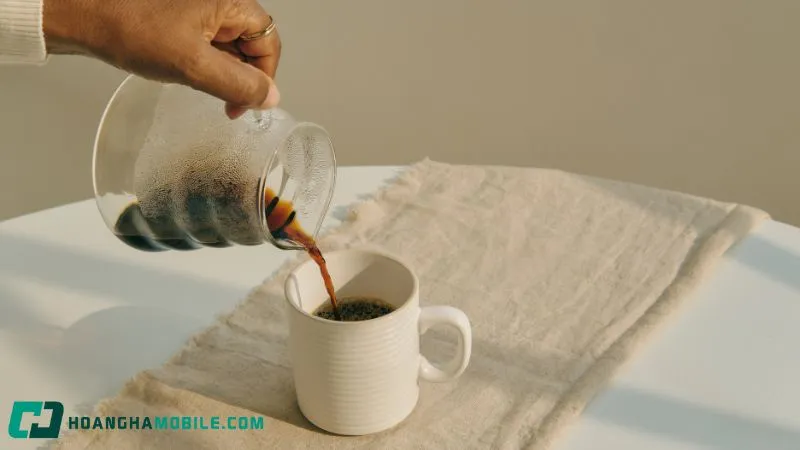 Đang dùng đũa để tạo hiệu ứng loang màu cho rau câu sơn thủy