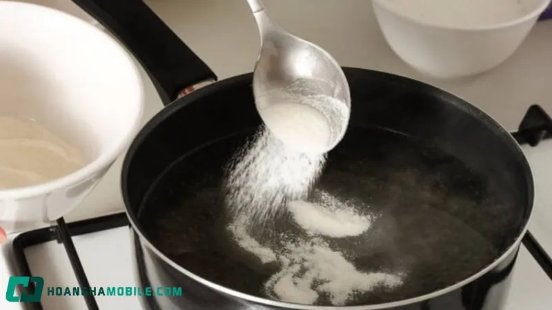 Đang khuấy hỗn hợp rau câu trên bếp