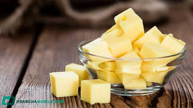 Đang cho phô mai vào khuôn rau câu