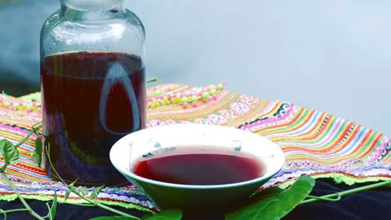 Thành phẩm rượu nếp cẩm có màu đỏ đẹp mắt và hương vị ngọt thanh rất dễ uống