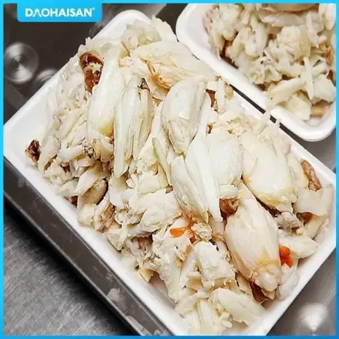 Trình bày bát súp cua nóng hổi cùng rau mùi và tiêu