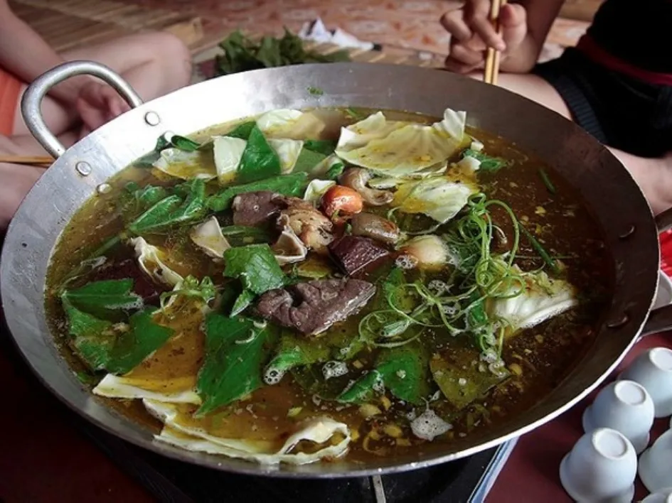 Quá trình tẩm ướp và xào săn các nguyên liệu thịt bò cùng thảo mộc Tây Bắc