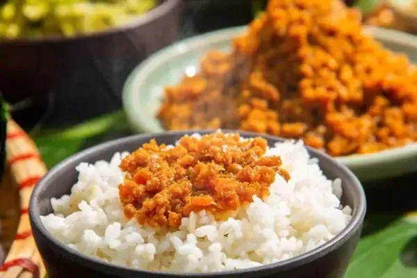 Quy trình thực hiện cách nấu thịt băm mắm tép trên chảo nóng