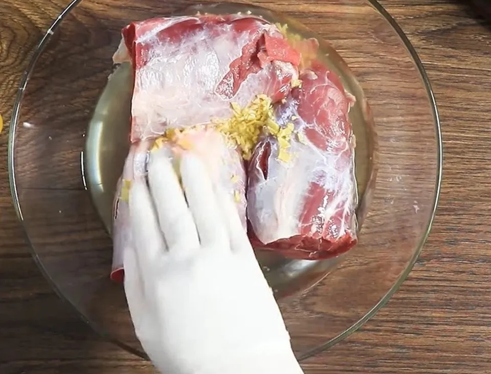 Công đoạn sơ chế bắp bò với rượu và gừng giúp khử mùi hiệu quả