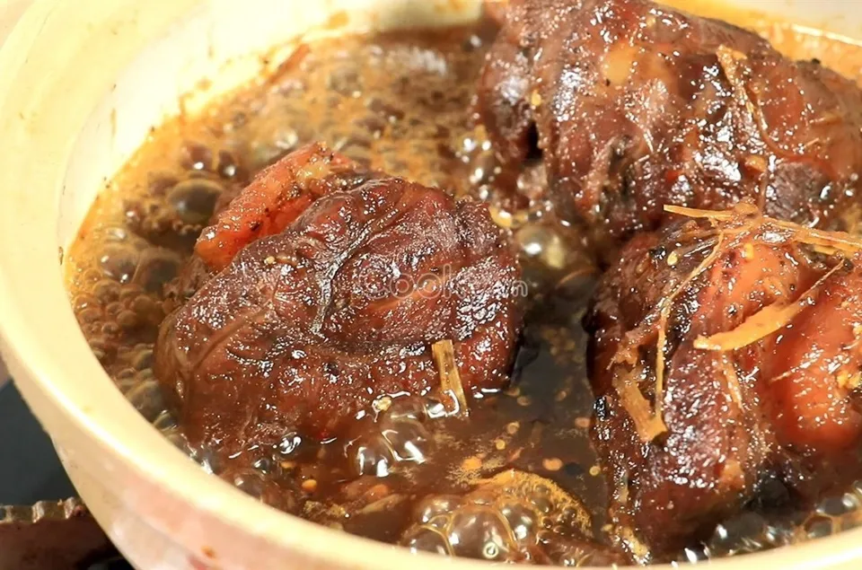 Nồi thịt bò kho mật mía sủi tăm tỏa hương thơm nồng của quế sả