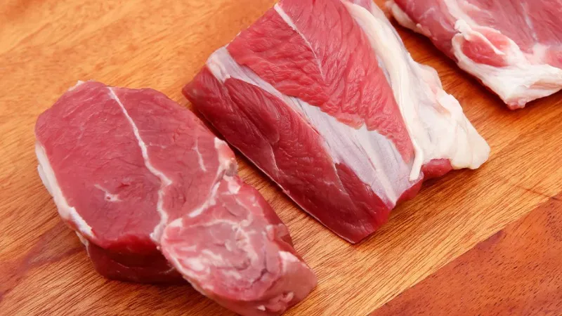 sơ chế và ướp thịt bò sốt vang