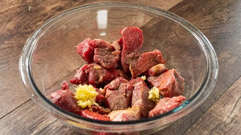 Cảnh thịt bò đang được xào săn trong nồi