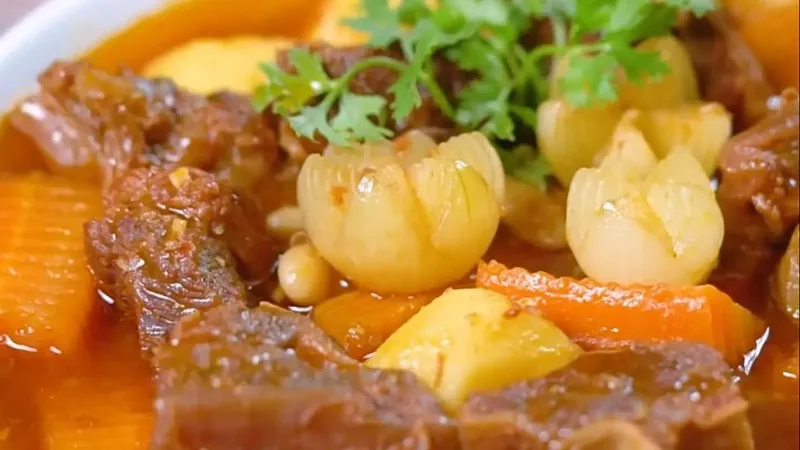 Nồi thịt bò đang ninh nhừ với rau củ