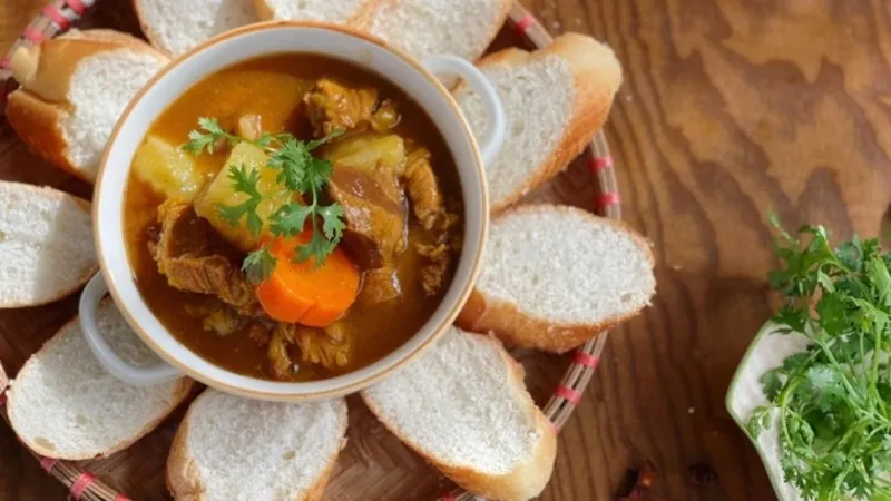 Tô thịt bò sốt vang nóng hổi với bánh mì