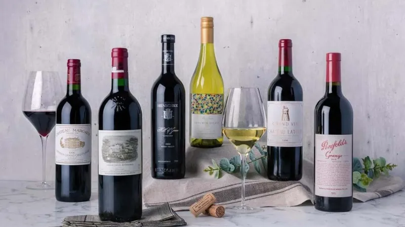 Chai rượu vang đỏ cùng ly rượu