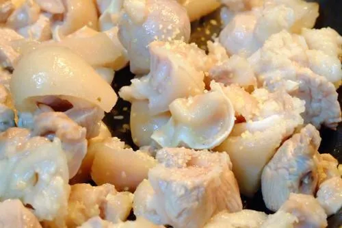 Quá trình nấu thịt đông trên bếp