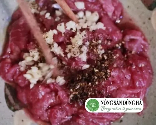 Ướp thịt bò với gia vị Tây Bắc giúp thịt thấm đều và thơm ngon