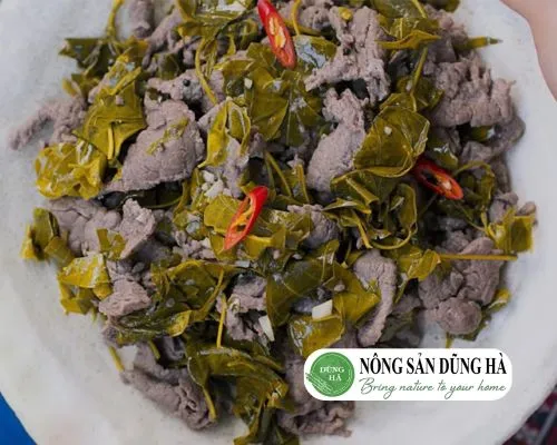 Món lá lồm xào thịt bò hoàn thiện với màu sắc hài hòa