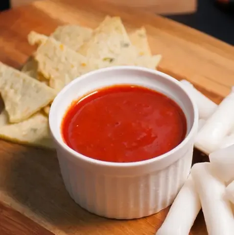 Nồi tokbokki đang sôi với bánh gạo và sốt