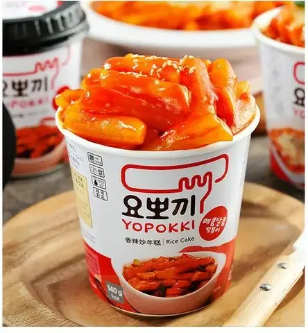 Bánh gạo tokbokki được sơ chế trước khi nấu