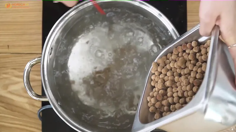 Quy trình nấu trân châu đòi hỏi sự kiên nhẫn và canh thời gian chuẩn