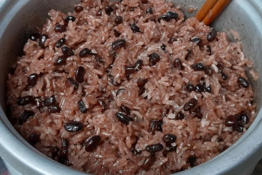 Cách nấu xôi đậu đen bằng nồi cơm điện tại nhà