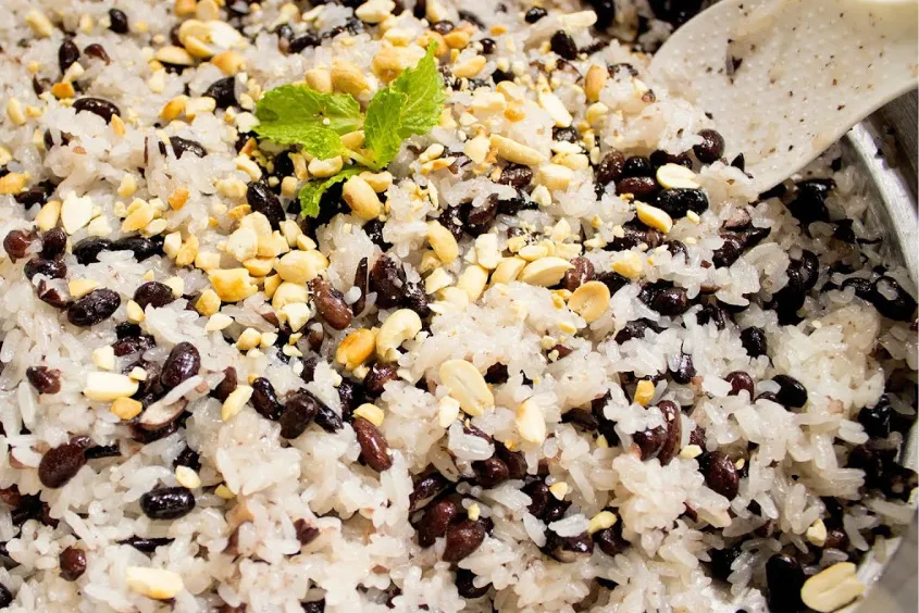 Cách nấu xôi đậu đen bằng xửng hấp thơm ngon