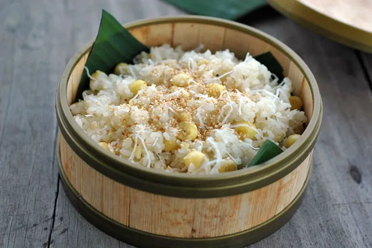 Xôi dừa thơm ngon với nước cốt dừa và mè rang