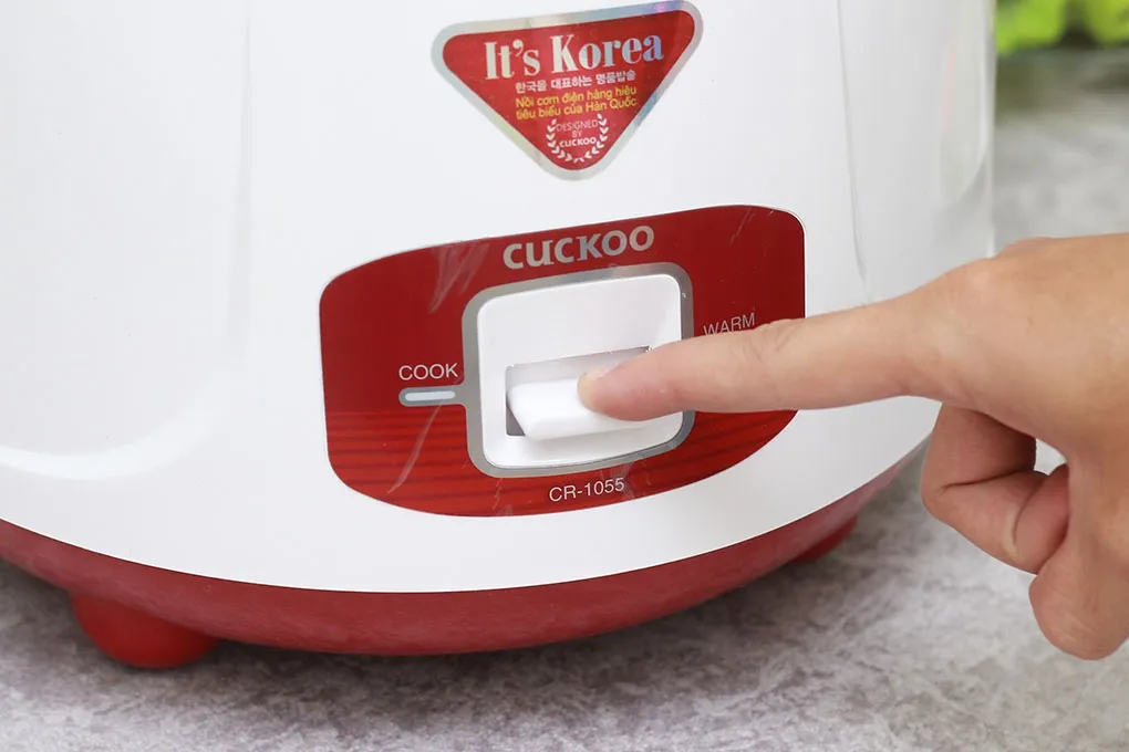 Xôi dừa đã chín được xới nhẹ trong nồi cơm điện