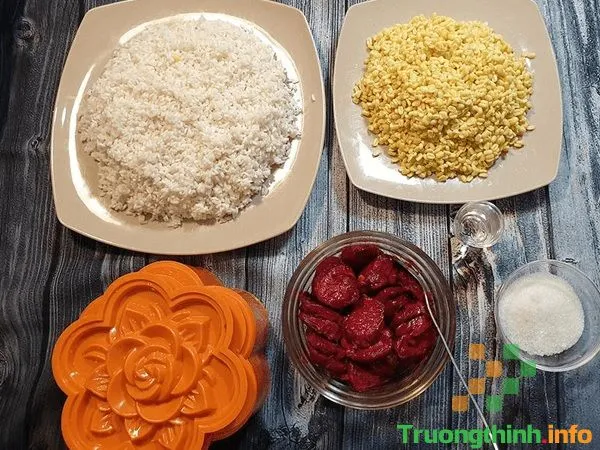 Xôi gấc đậu xanh nước cốt dừa được trình bày đẹp mắt trên đĩa