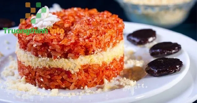 Thành phẩm xôi gấc đậu xanh nước cốt dừa dẻo thơm, màu đỏ tự nhiên