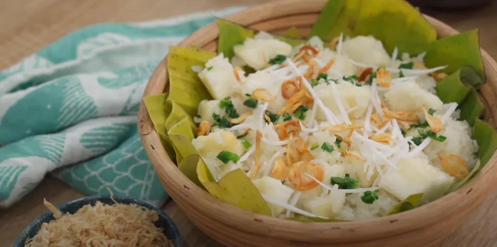 Món xôi sắn mỡ hành đầy đủ topping hấp dẫn