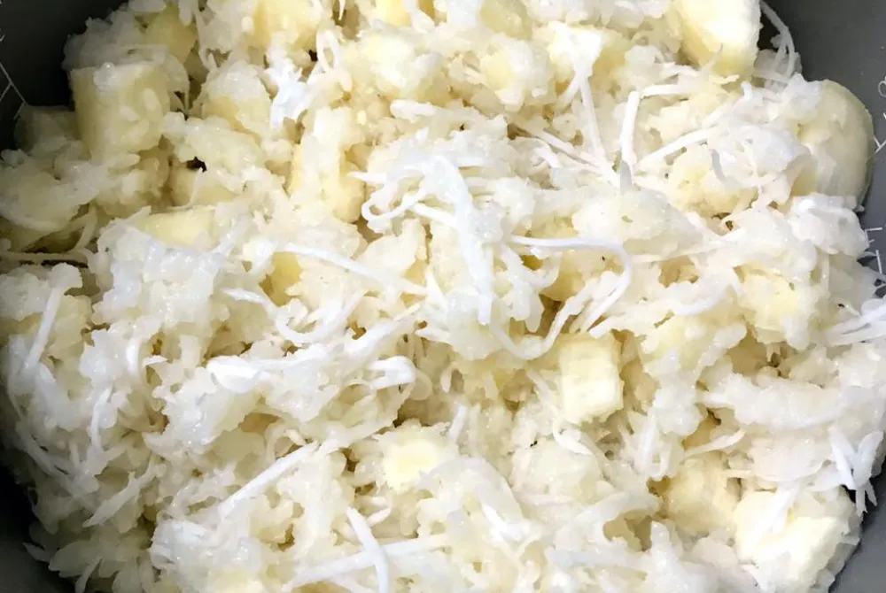 Xôi sắn ngọt với màu sắc hấp dẫn, hương vị hài hòa