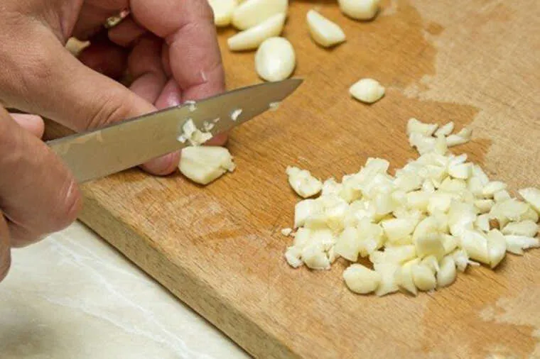 Chuẩn bị nguyên liệu làm nước chấm phở cuốn