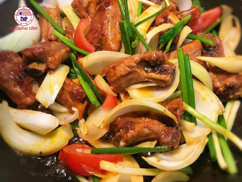 Món sườn xào hấp dẫn với dầu gấc