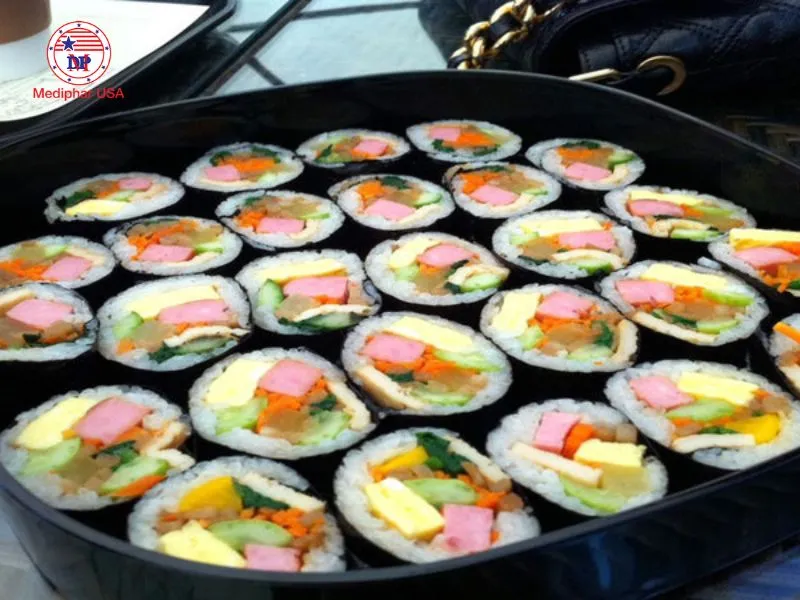 Cơm cuộn rong biển với màu sắc bắt mắt