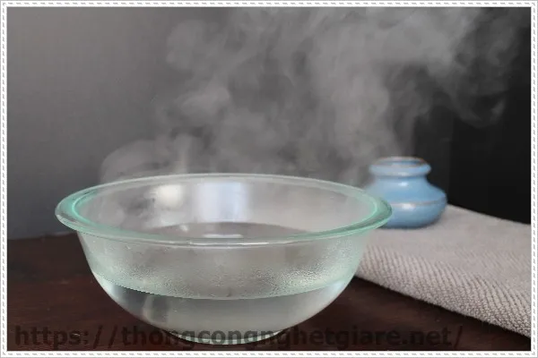 Mở nắp bình 20 lít bằng nước nóng