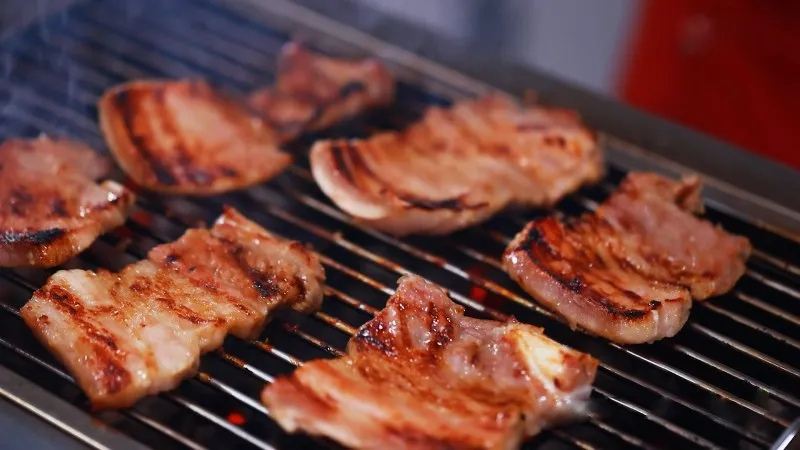 Thịt ba chỉ nướng BBQ được tẩm ướp đậm đà, nướng chín vàng đều trên bếp than hồng