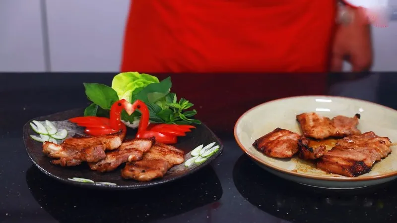 Đĩa thịt ba chỉ nướng BBQ hoàn thiện với màu vàng nồng nàn và hương thơm quyến rũ