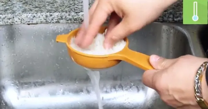 Cách vo gạo nấu cơm bằng bếp từ