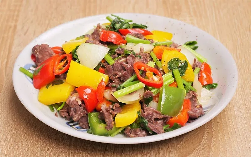 Cách xào thịt bò với hành tây ớt chuông đầy đủ màu sắc