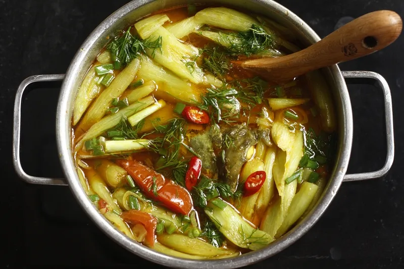 Thưởng thức cá chép nấu mẻ khi còn nóng để cảm nhận vị ngon nhất