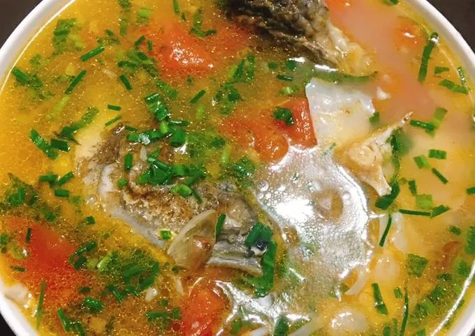 Đun sôi nước dùng và cho cá vào là bước quan trọng trong cách nấu cá nấu mẻ