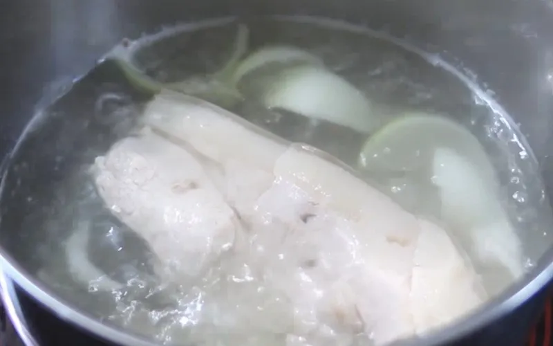 Luộc thịt heo cùng hành tím và gừng để khử mùi hôi