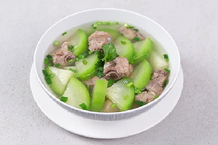 Cách nấu canh bí xanh với xương và sườn non giúp giải nhiệt