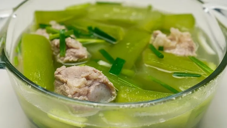 Thành phẩm món canh bí xanh nấu xương sườn thơm ngon bổ dưỡng