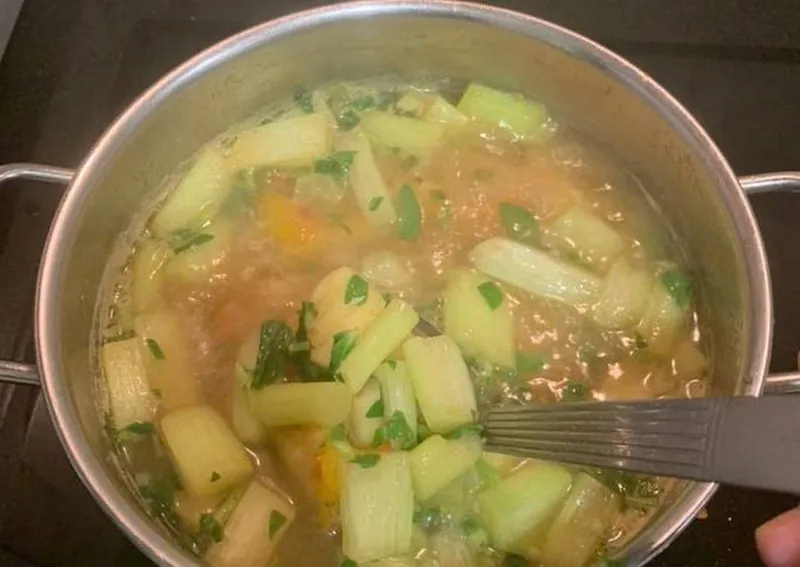 Cho các loại rau củ vào nồi canh cá dọc mùng