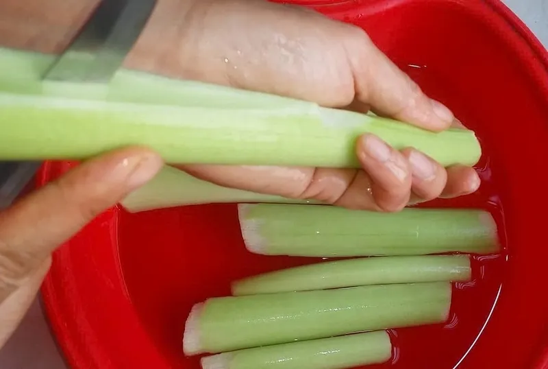 Sơ chế dọc mùng đúng cách để nấu canh cá